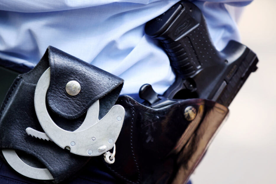 Due Polizei-Beamten durchsuchten die Wohnung des Mannes (Symbolfoto).