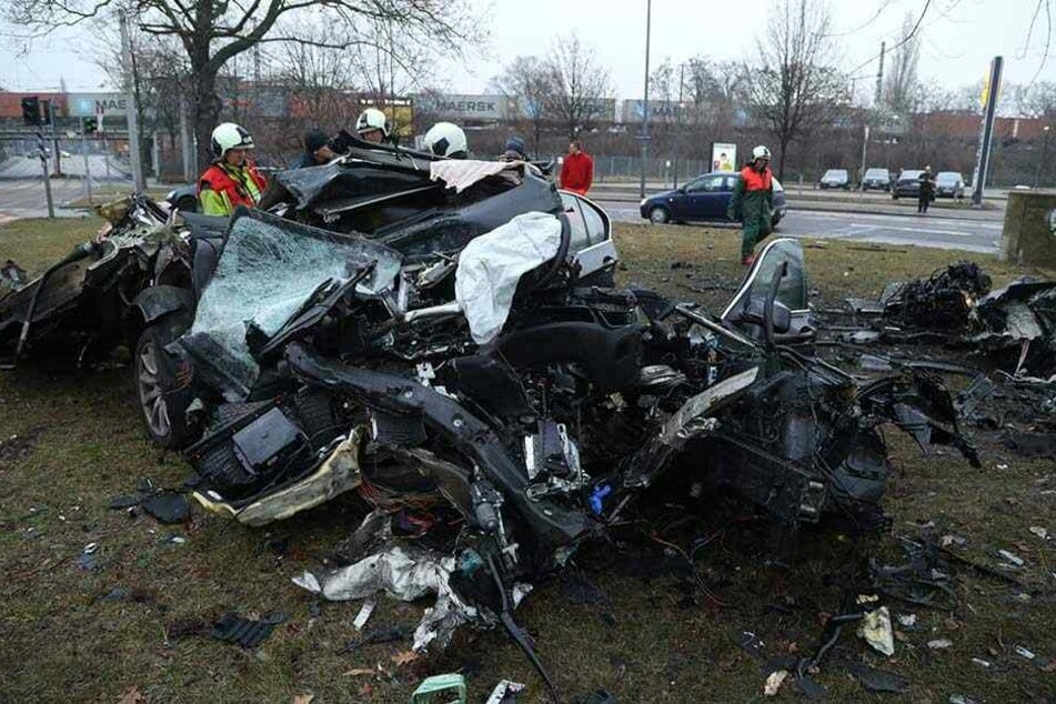 Feuerwehrleute an der Unfallstelle.