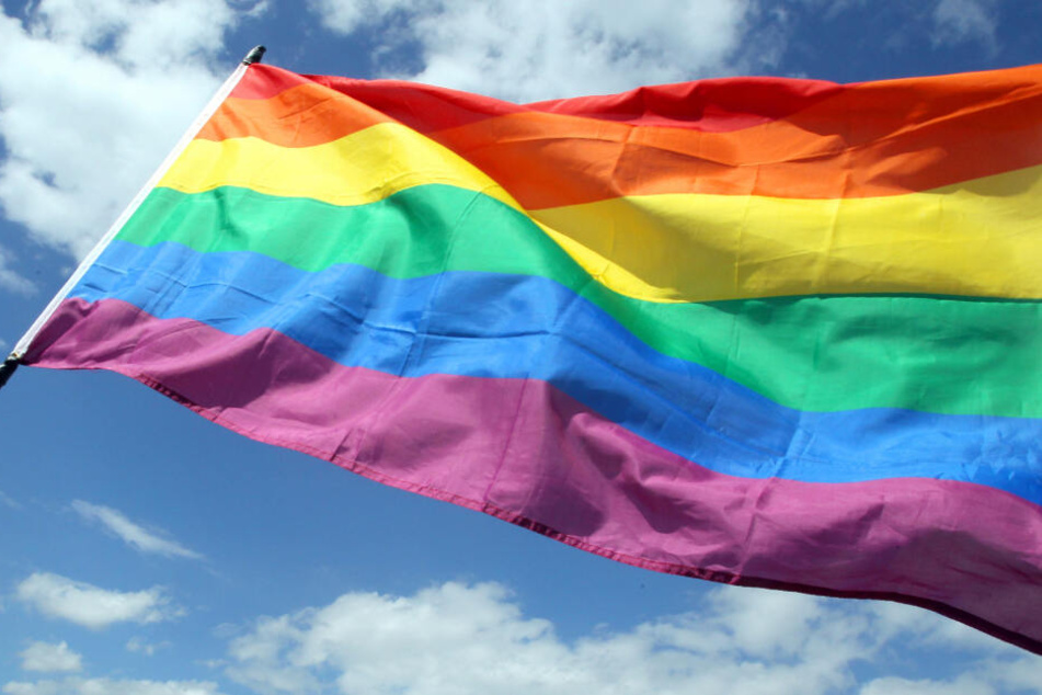 Die Regenbogenfahne steht für Vielfalt und Toleranz sowie Gleichberechtigung, Akzeptanz und Aufbruch.
