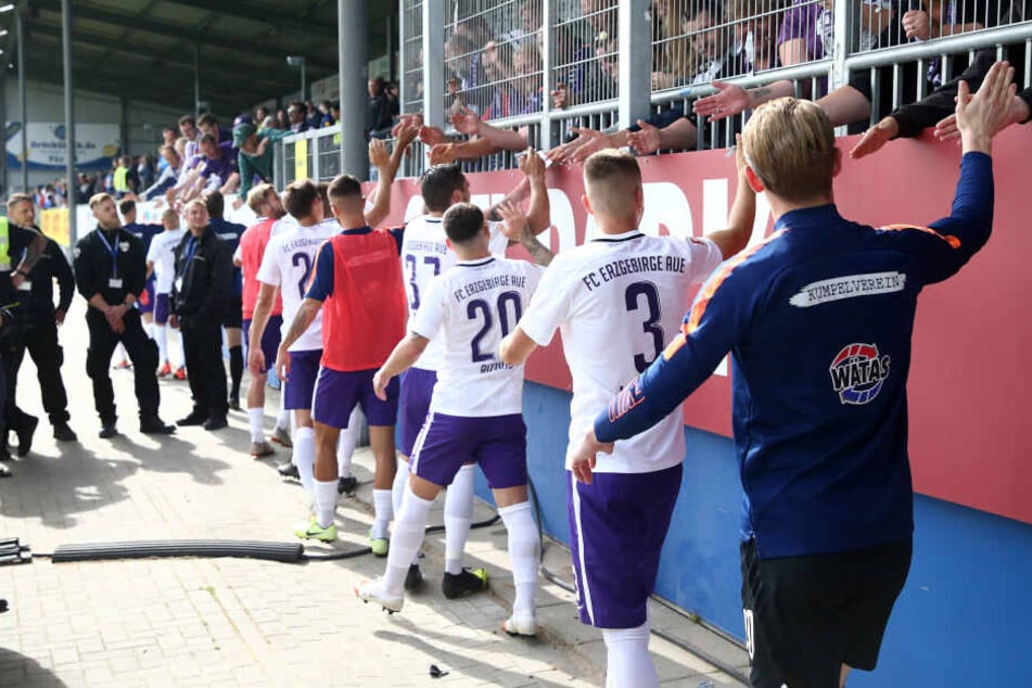 Die Auer Spieler klatschten nach dem 1:1 in Kiel mit ihren Fans ab, die den weiten Weg in den Norden auf sich genommen hatten.
