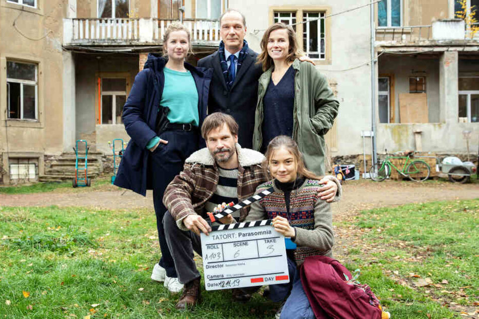 Klappe, die zehnte! Der nächste Dresden-Tatort wird derzeit in und um die Landeshauptstadt gedreht. Neben den Ermittlern Cornelia Gröschel, Martin Brambach und Karin Hanczewski (hi.v.l.) spielen auch Wanja Mues und Hannah Schiller mit.