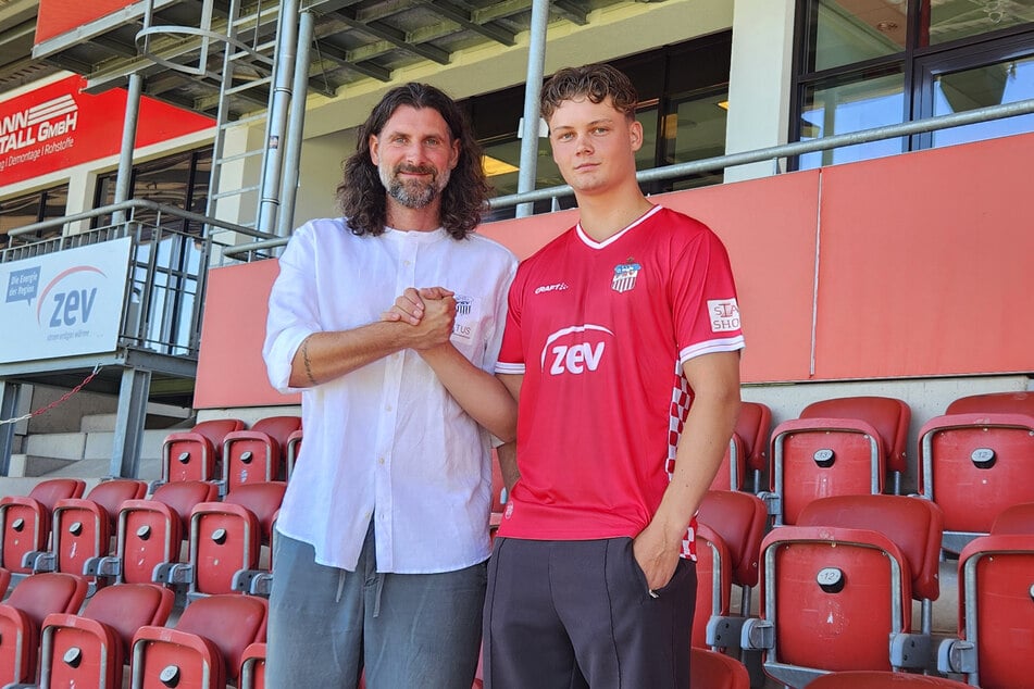 Der fünfte Neuzugang ist fix! Sportdirektor Robin Lenk (l.) hat in Tim Hannemann die gesuchte Verstärkung für die Offensive gefunden - noch dazu eine, die die 'U23'-Regel erfüllt.