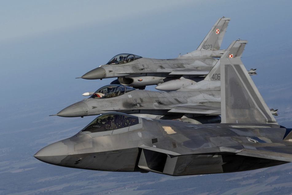 Ein Kampfflugzeug der US-amerikanischen Luftwaffe führte Mitte Oktober in der Nähe vom polnischen Lask eine Nato-Luftwaffenübung mit zwei F-16-Kampfjets der polnischen Luftwaffe durch.