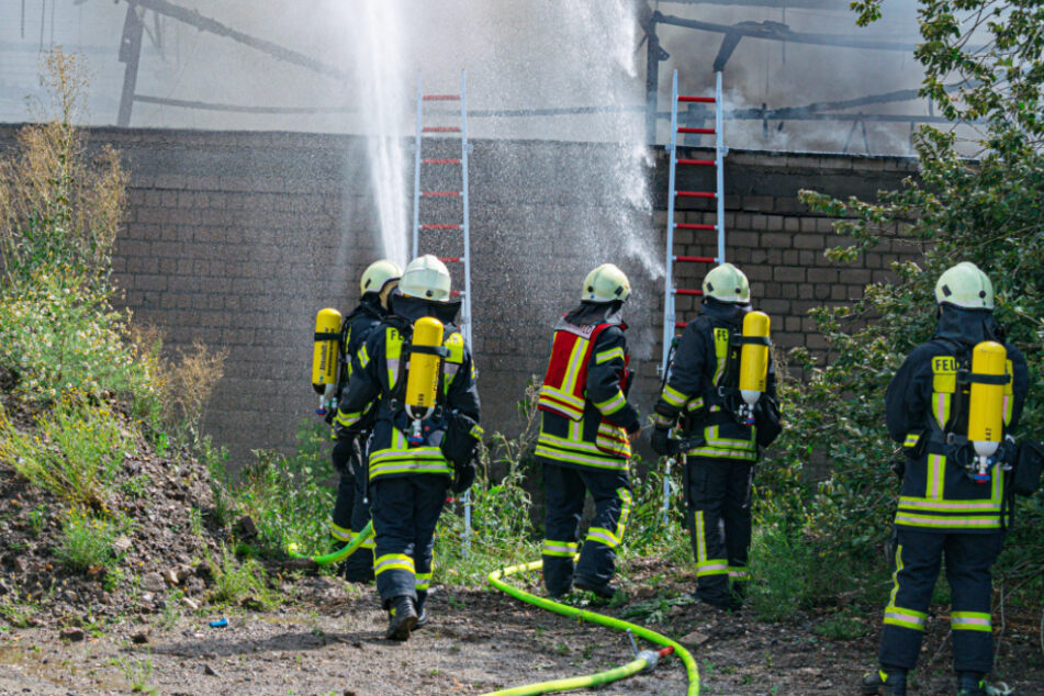 Etwa 100 Feuerwehrleute waren im Einsatz.