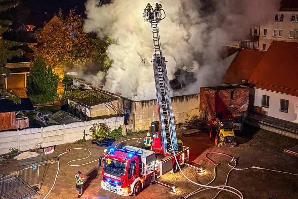 Die Feuerwehr ist den Flammen über eine Drehleiter zu Leibe gerückt.