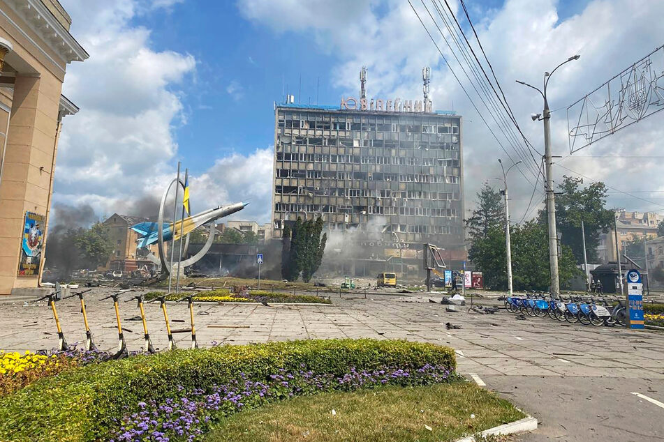 Ein beschädigtes Gebäude in Winnyzja: Drei Raketen sollen in einem Bürozentrum eingeschlagen sein. Daraufhin sei ein Feuer ausgebrochen und habe etwa 50 parkende Autos erfasst.
