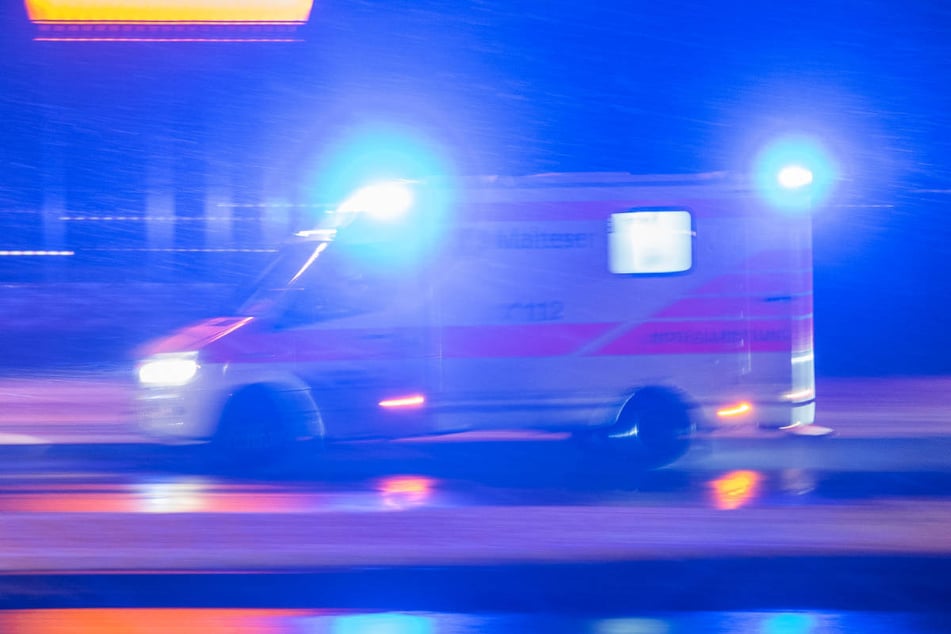 Der Siebenjährige musste mit mehreren Knochenbrüchen ins Krankenhaus gebracht werden. (Symbolfoto)