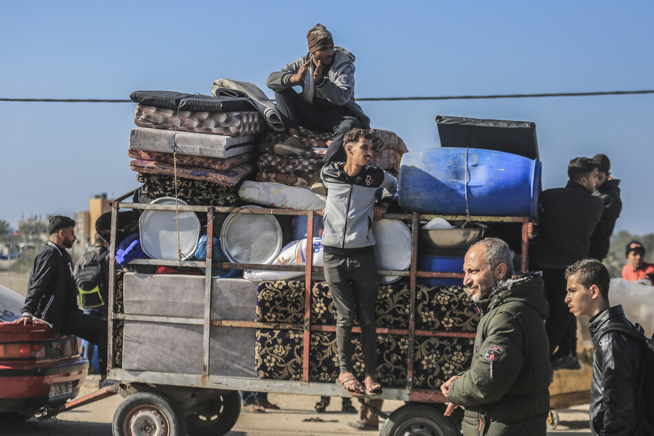 Palästinenser packen ihr gesamtes Hab und Gut zusammen und fliehen vor den Angriffen Israels.