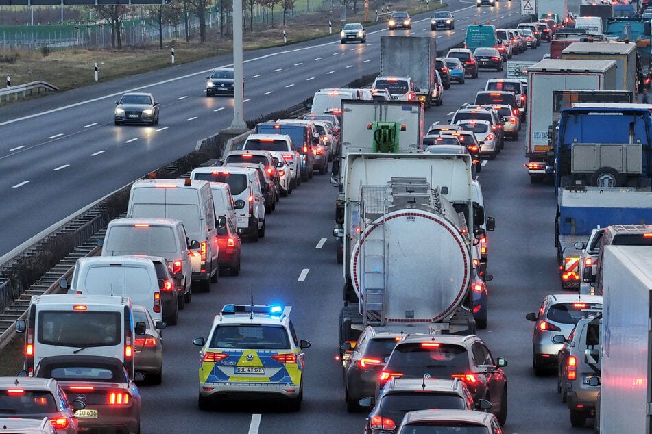 Die Polizei ist vor Ort und der Rettungsdienst im Einsatz. (Symbolbild)