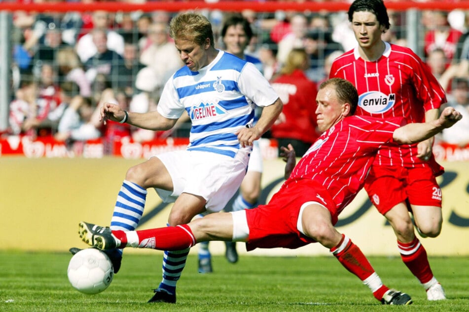 Ein halbes Jahr waren sie Mitspieler bei Energie Cottbus, standen zusammen auf dem Rasen. Hier waren sie schon wieder getrennt: Dynamo-Trainer Markus Anfang (48, l., für den MSV Duisburg) und Aues Coach Timo Rost (43). (Archivfoto)