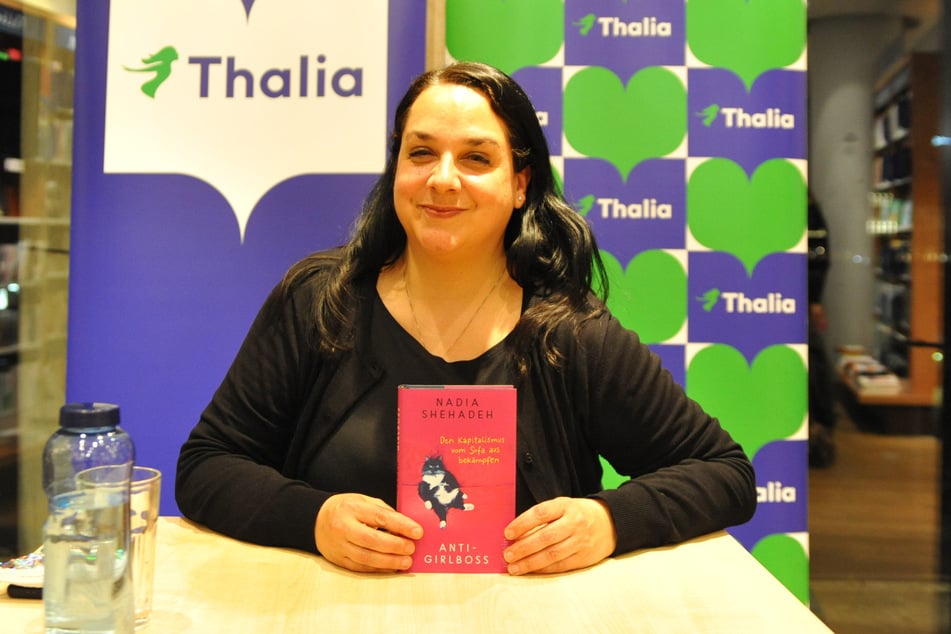 Autorin Nadia Shehadeh (42) las am Donnerstagabend im "Thalia" in der Hamburger Europa Passage aus ihrem Buch "Anti-Girlboss: Den Kapitalismus vom Sofa bekämpfen" vor.