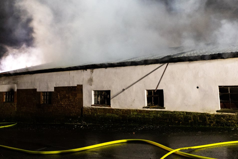 Die Scheune brannte weitgehend nieder, die Polizei schätzt den entstandenen Sachschaden auf etwa 200.000 Euro.