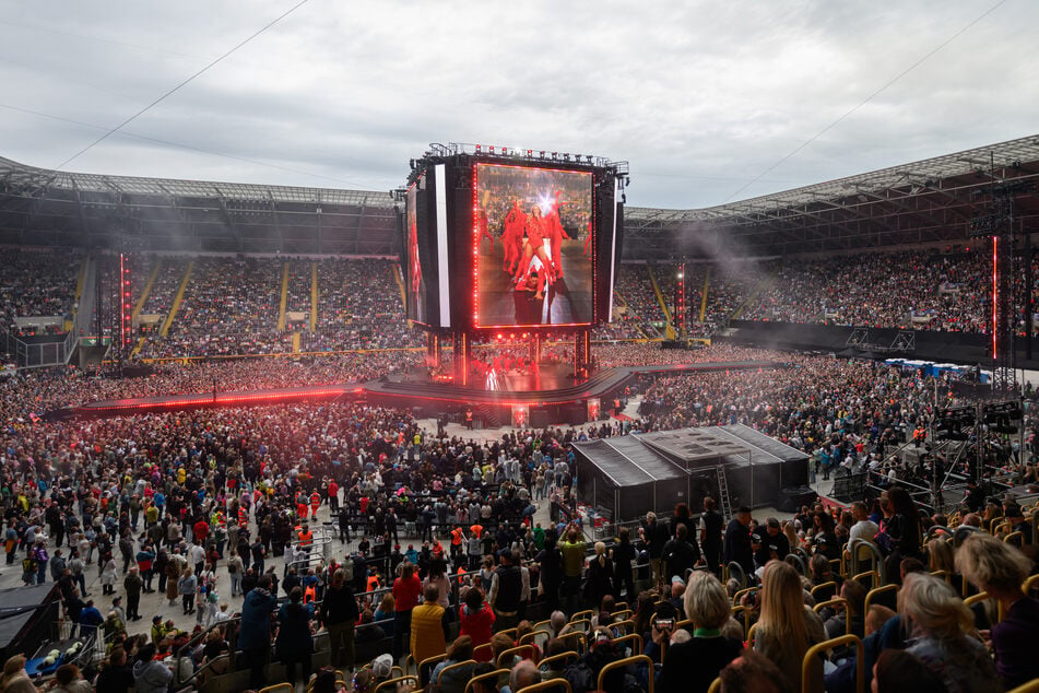 Bei Fischers "360 Grad Stadiontour" wird die Bühne - wie hier in Dresden - in der Mitte des Stadions aufgebaut.