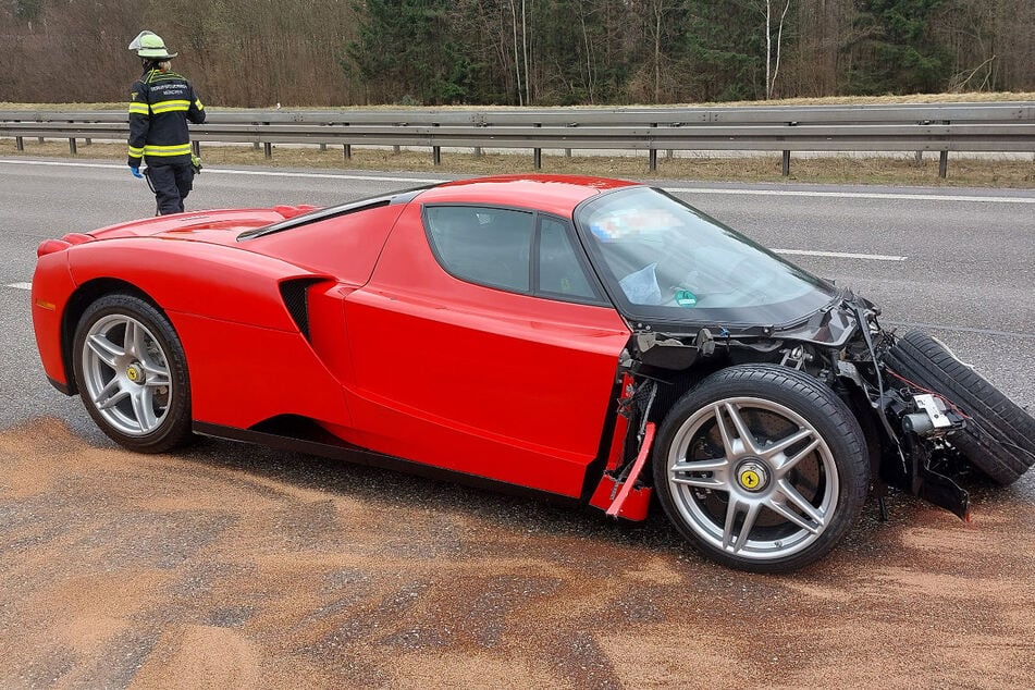 Bei dem Ferrari-Crash am Dienstagvormittag sind auf der A99 drei Personen verletzt worden.