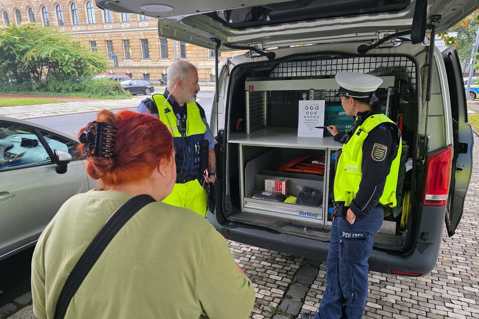 Weil eine "Korrektur des Sehvermögens" im Führerschein eintragen war, die Fahrerin aber keine Brille aufhatte, folgte der Sehtest am Straßenrand.