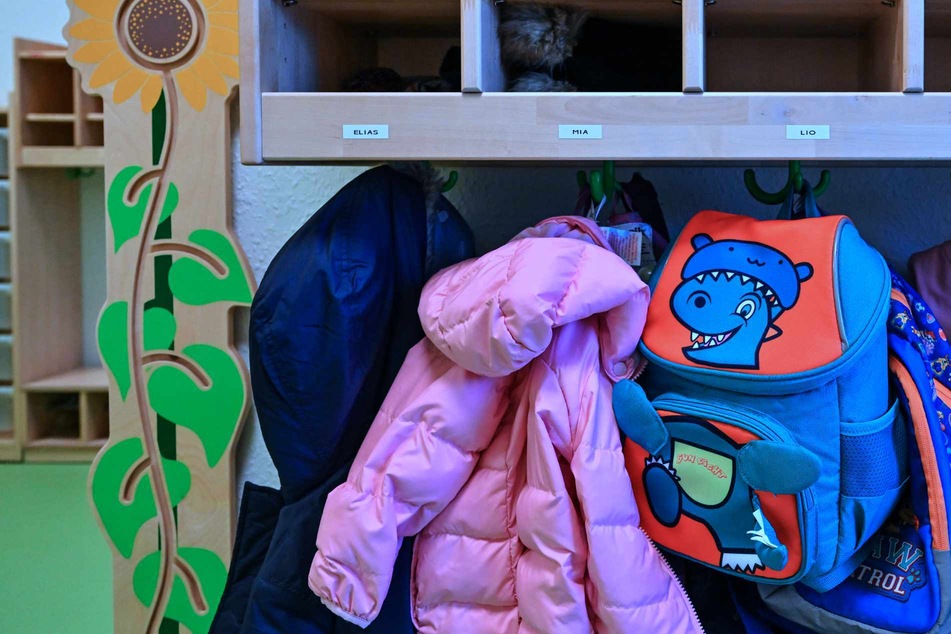 Ein Azubi in einer Kita soll Kinder unangemessen angefasst haben. (Symbolfoto)