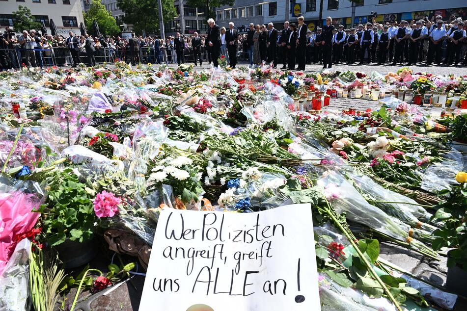 Ein wahres Meer aus Blumen wurde zu Ehren des ermordeten Rouven Laur (†29) am Tatort niedergelegt.