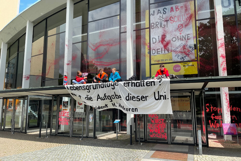 Mehrere Aktivisten der "Letzten Generation" besetzten und beschmierten im Sommer 2022 das Audimax der Universität Hamburg. Sie werden alle juristisch verfolgt. (Archivbild)