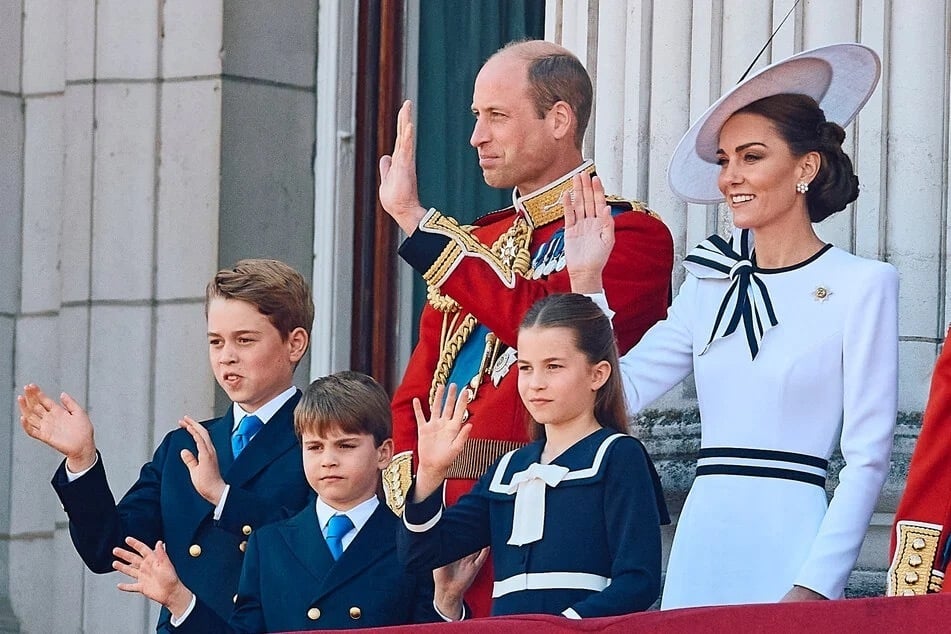 El príncipe George (12 años, a la izquierda), el príncipe Louis (7), el príncipe William (43), la princesa Charlotte (10) y la princesa Kate (43) se mudaron. (Imagen de archivo)