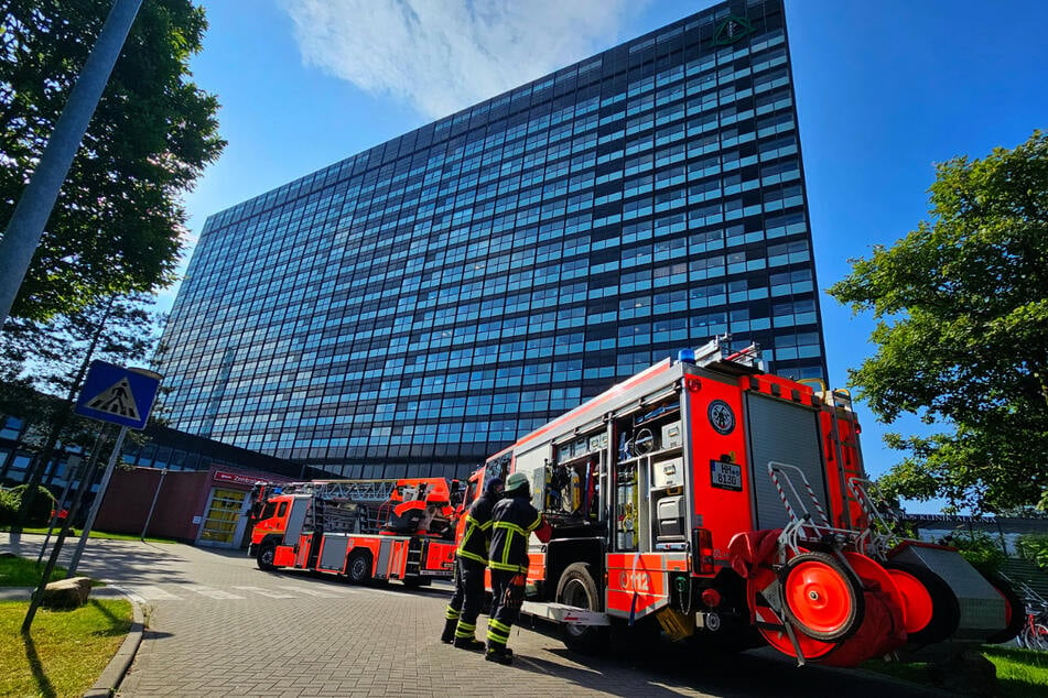 Die Feuerwehr ist mit einem Großaufgebot am AK Altona.