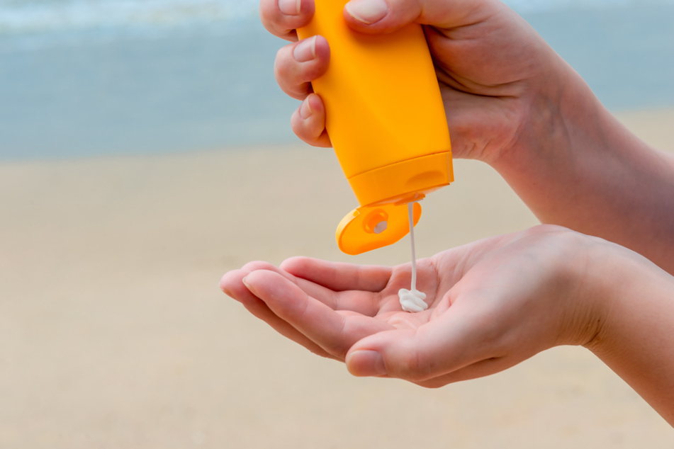 Sonnencreme, ein Erste-Hilfe-Set und ausreichend Wasser sind unverzichtbar für einen Badeausflug.