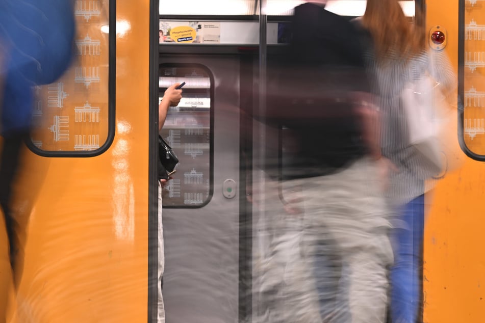 Fahrgäste der U5 und etlicher Regionalzüge müssen sich am Montag auf Ausfälle einstellen. (Symbolbild)