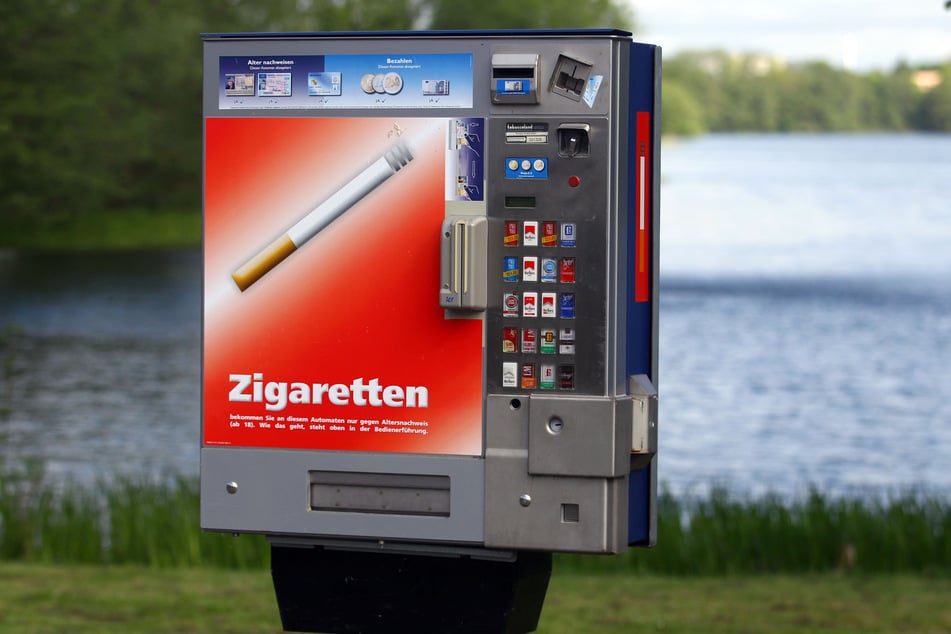 Eine Zeuge hatte am Dienstag zwei Männer beobachtet, die einen Zigarettenautomaten aus einem Auto luden. (Symbolbild)