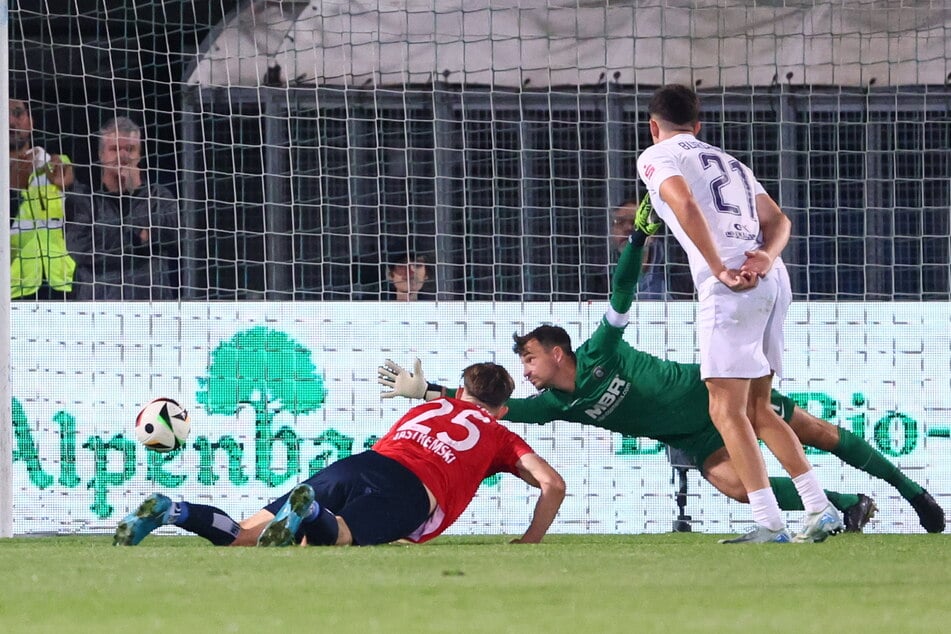 Ein Ex-Veilchen ärgerte Aue: Hier köpfte Lenn Jastremski (23, l.) zum 2:1 für Haching ein. Den Ausgleich zum 1:1 bereitete er vor.