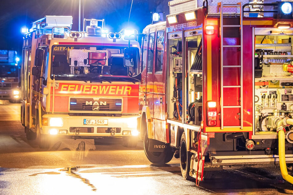 Die Feuerwehr rückte mit zahlreichen Kräften aus, der Brand in der Kellerwohnung konnte schnell unter Kontrolle gebracht werden.