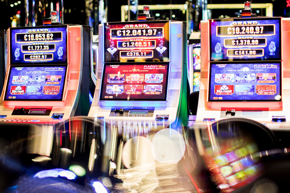 Spielautomaten stehen in einem Casino (Symbolbild).