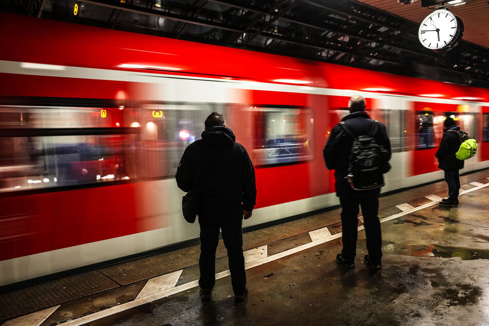 Besonders in Regional- und S-Bahn Zügen könnte sich die Bahn den Einsatz von Teilzeitkräften vorstellen - damit die Lokführer ihren Feierabend auch wieder zu Hause verbringen können.