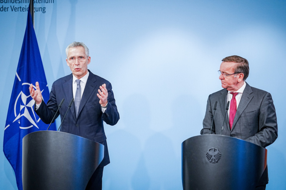 Nato-Generalsekretär Jens Stoltenberg (63, l.) und Verteidigungsminister Boris Pistorius (62, SPD) auf einer gemeinsamen Pressekonferenz.