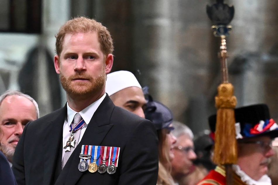 Prinz Harry (38) sieht zu, wie sein Vater, der britische König Charles III. (74), nach seiner Krönung die Westminster Abbey im Zentrum Londons verlässt.