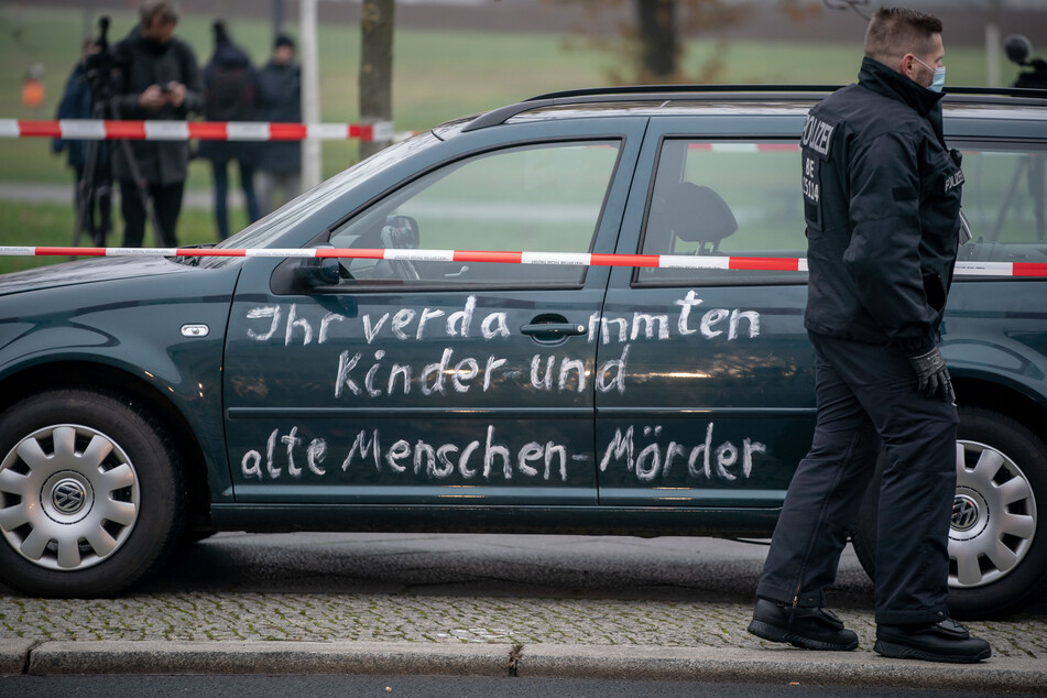 Ein Autofahrer war am Mittwoch in das Tor des Bundeskanzleramts gekracht.