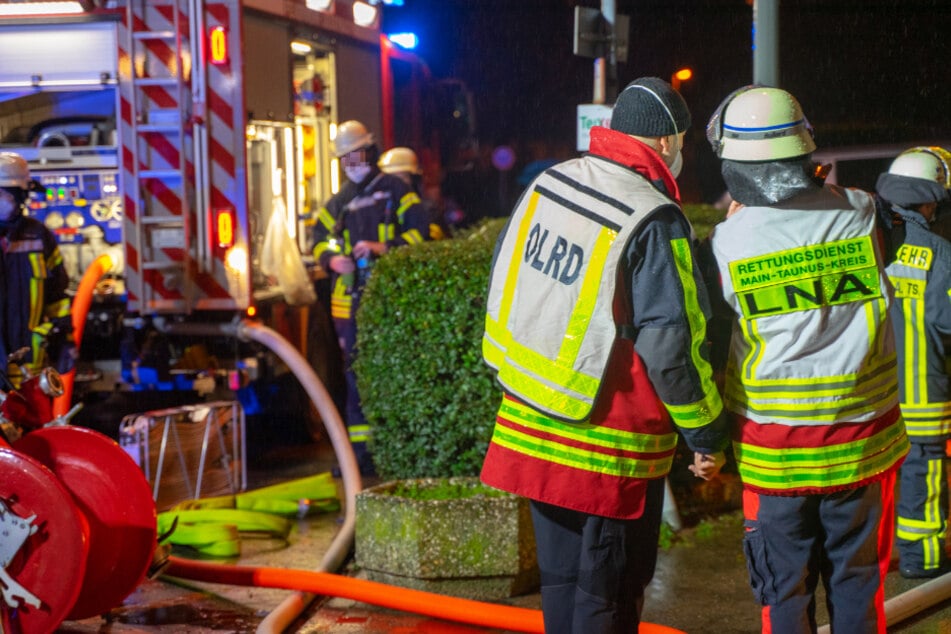 In Liederbach bei Frankfurt kam es am Sonntagabend zu einem Hochhaus-Brand.