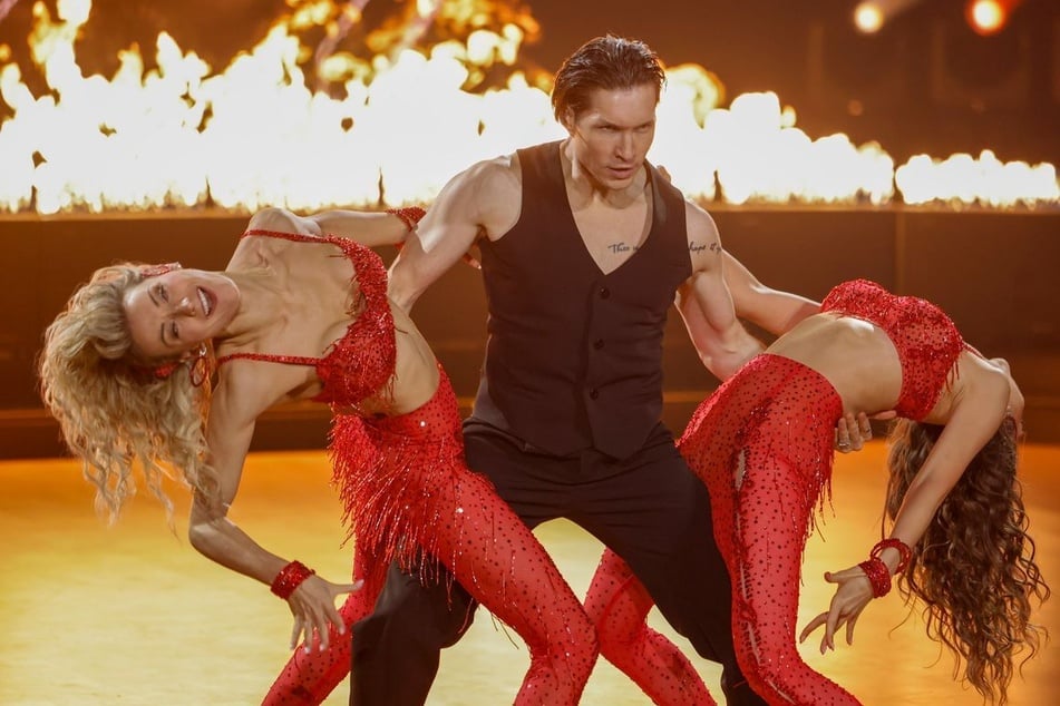 Zu wenige Salsa-Elemente: Der Trio-Dance der Schlagersängerin (l.) erinnerte den Ex-Profi vielmehr an eine "sexy Revue-Show".