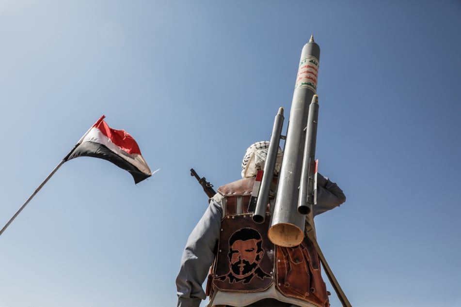 Bewaffnete Mitglieder der vom Iran unterstützten Huthi-Miliz bei einer Demonstration gegen die USA und Israel in Sanaa (Jemen).