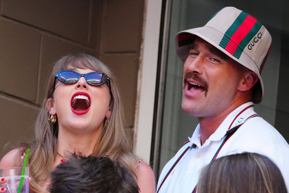 Travis Kelce (r.) gushed over singing and dancing with Taylor Swift between games at Sunday's US Open men's final match.