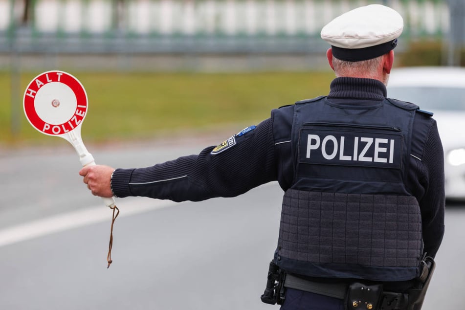 Polizei stoppt Mazda-Fahrer auf Autobahn: Kontrolle löst Staunen aus