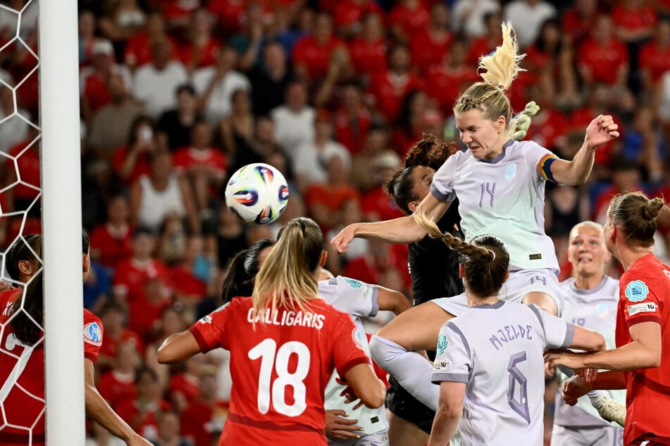 Norwegens Ada Hegerberg (29, Mitte) stieg am höchsten und köpfte zum zwischenzeitlichen 1:1-Ausgleich ein.