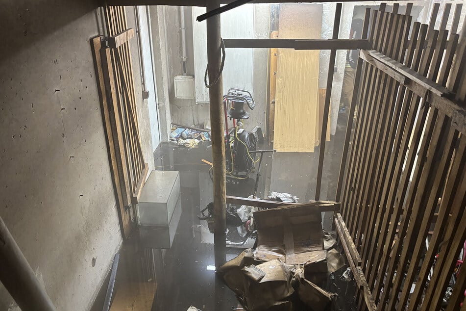 In den Kellerräumen entstand ein leichter Wasserschaden.