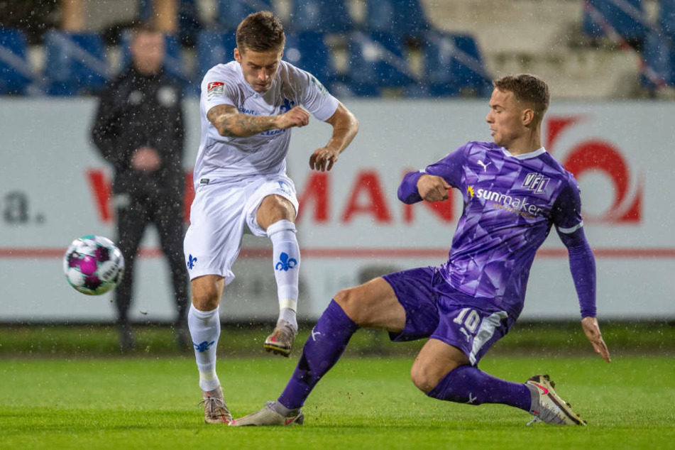 Osnabrücks Niklas Schmidt (r.) spitzelt dem wieder sehr agilen Marvin Mehlem (l.) den ball weg.