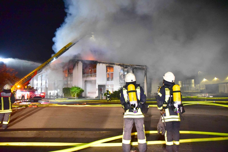In Köln-Lind musste die Feuerwehr mit einem Großaufgebot zu einer brennenden Lagerhalle anrücken.