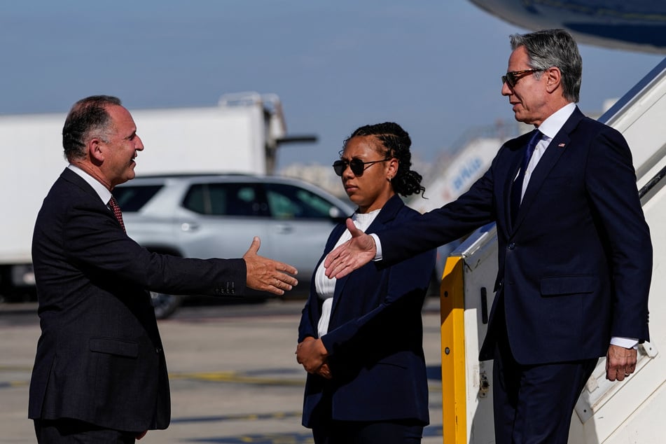 Israeli diplomat Gil Haskel (l.) welcomes US Secretary of State Antony Blinken (r.) as he arrives in Tel Aviv.