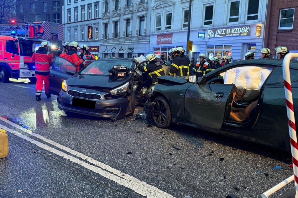 Unfall in Hamburg-Altona: Person in Fahrzeug eingeschlossen