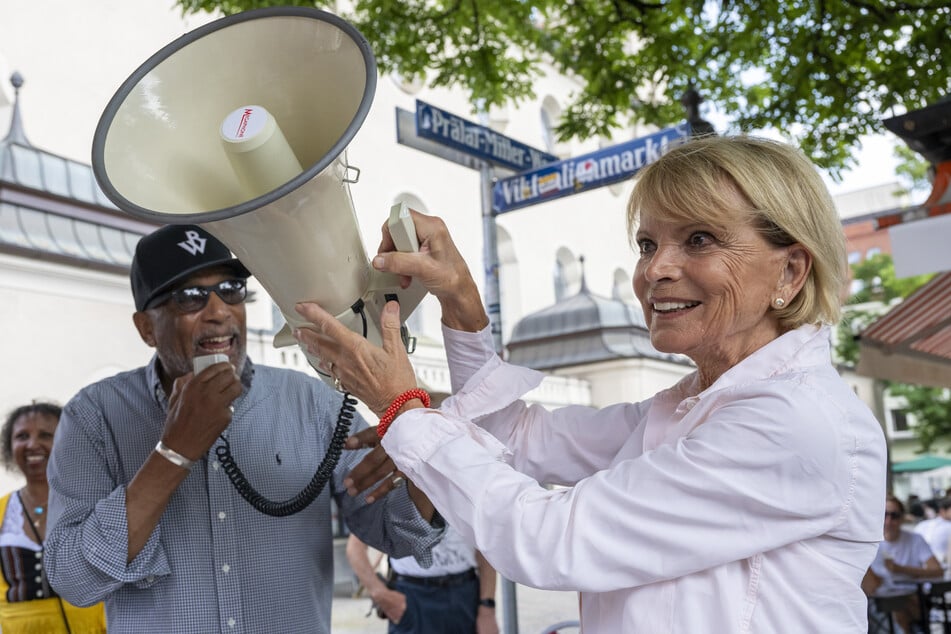 Uschi Glas (80, l.) und Ron Williams (82) sammeln vor der Heilig-Geist-Kirche am Viktualienmarkt Unterschriften gegen Hass und Rassismus.