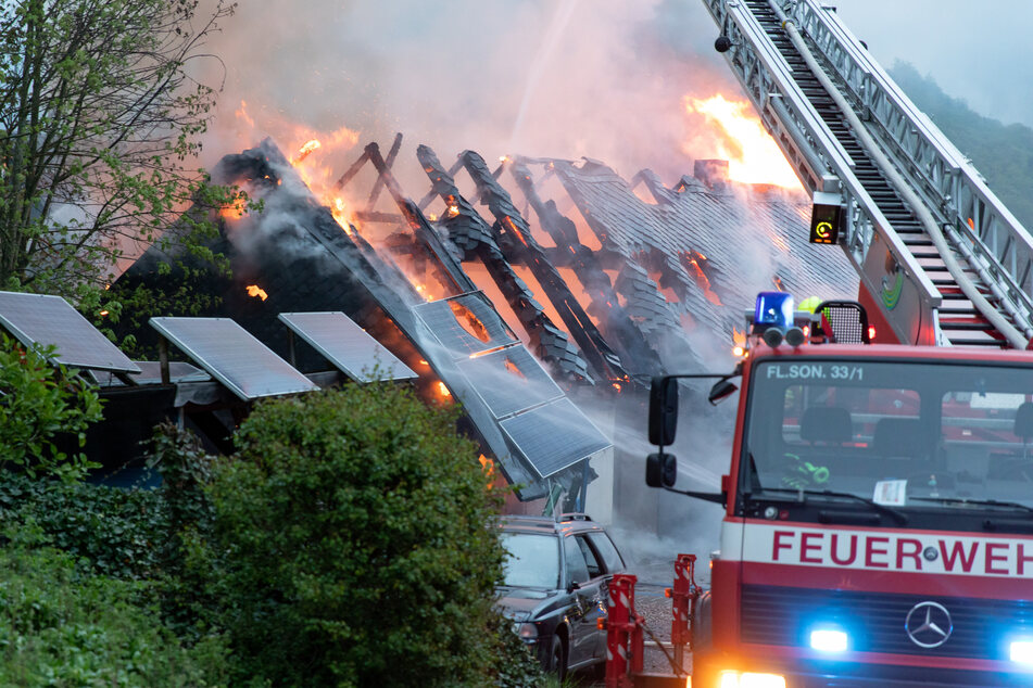 Flammen schlugen aus dem Haus.