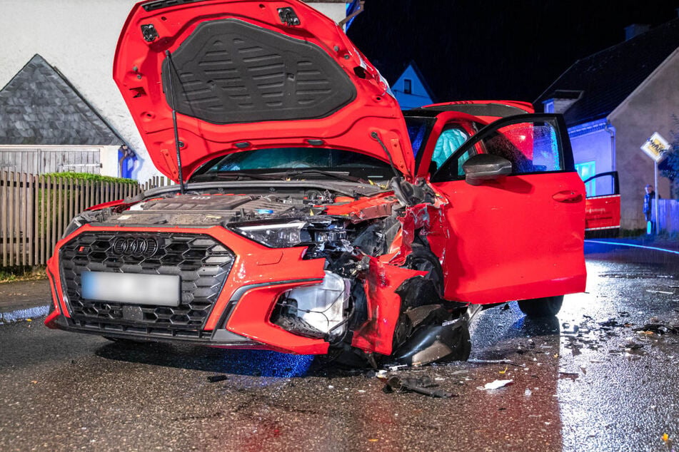 Der Audi geriet in den Gegenverkehr und krachte dort mit einem VW zusammen.