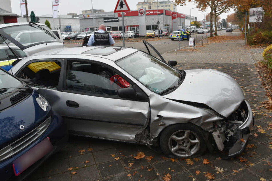 Der völlig demolierte Mazda.