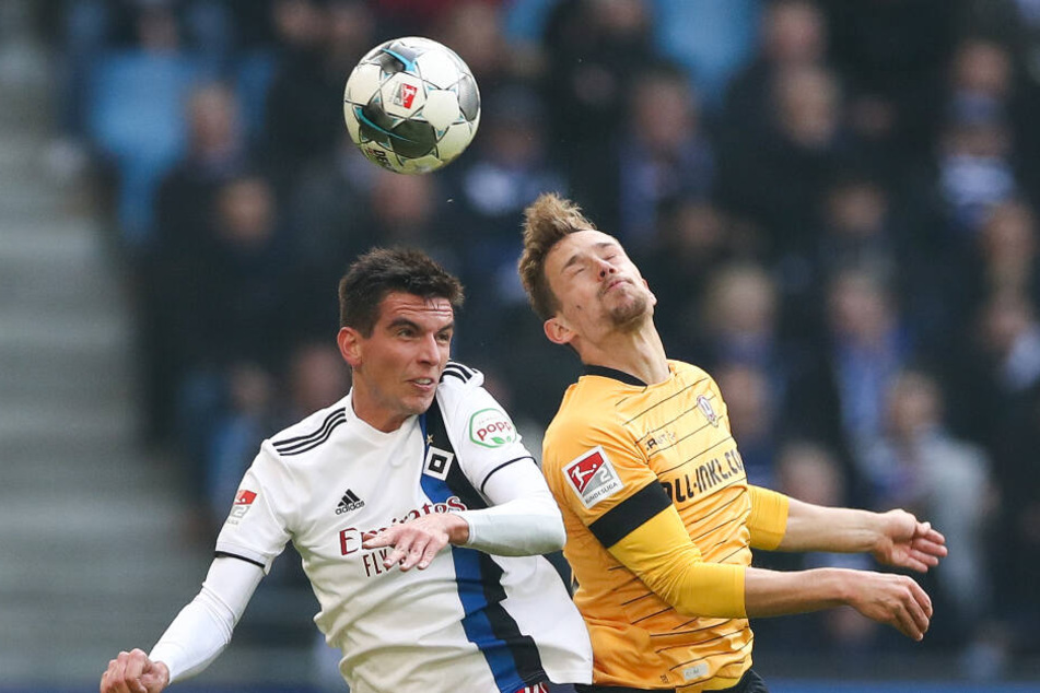 Christop Moritz geht gegen Jannik Müller in den Luftzweikampf.